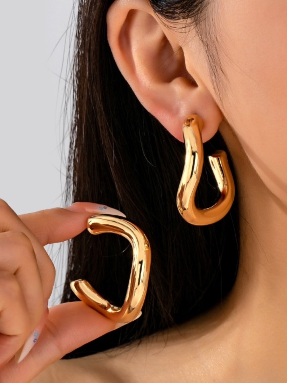 NWT Josslyn Bold Chunky Gold Tone U Shape Hoop Earrings Statement Chic Fashion